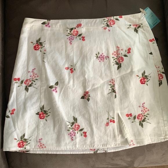 Size large white skirt with pink flowers, new with tags - Picture 1 of 1